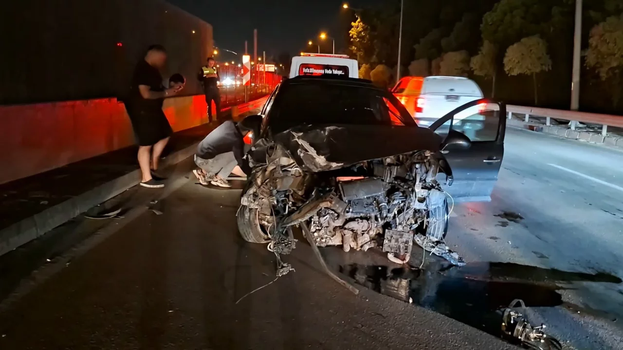 Bursa'da gece yarısı korkutan kaza: Otomobil &ouml;nce baz istasyonuna sonra bariyerlere &ccedil;arptı