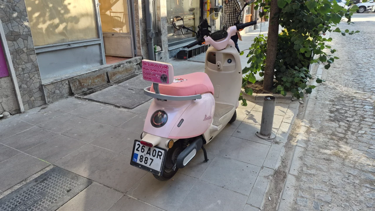 Pembe motosikletin arkasına yapıştırılan ilgin&ccedil; yazı dikkat &ccedil;ekti