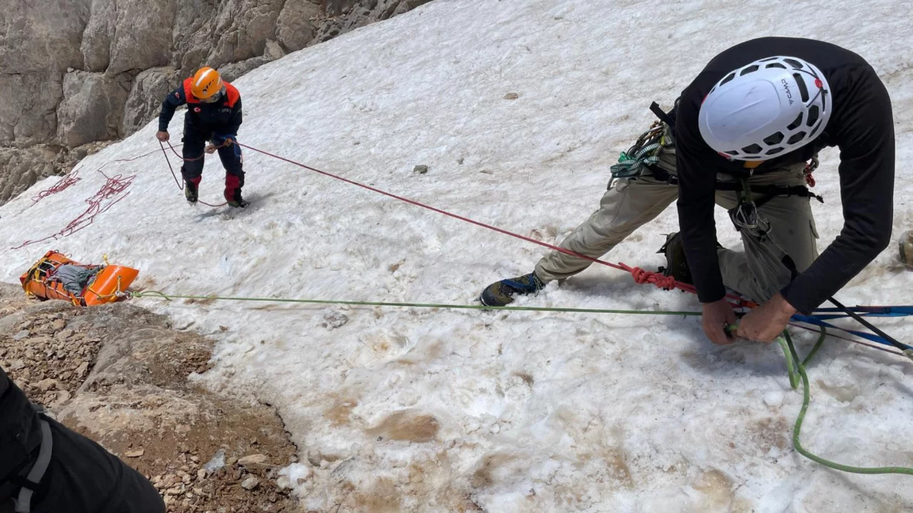 Bursa'nın deneyimli dağcıları Hakkari'de zamanla yarıştı! Operasyondan nefes kesen g&ouml;r&uuml;nt&uuml;ler