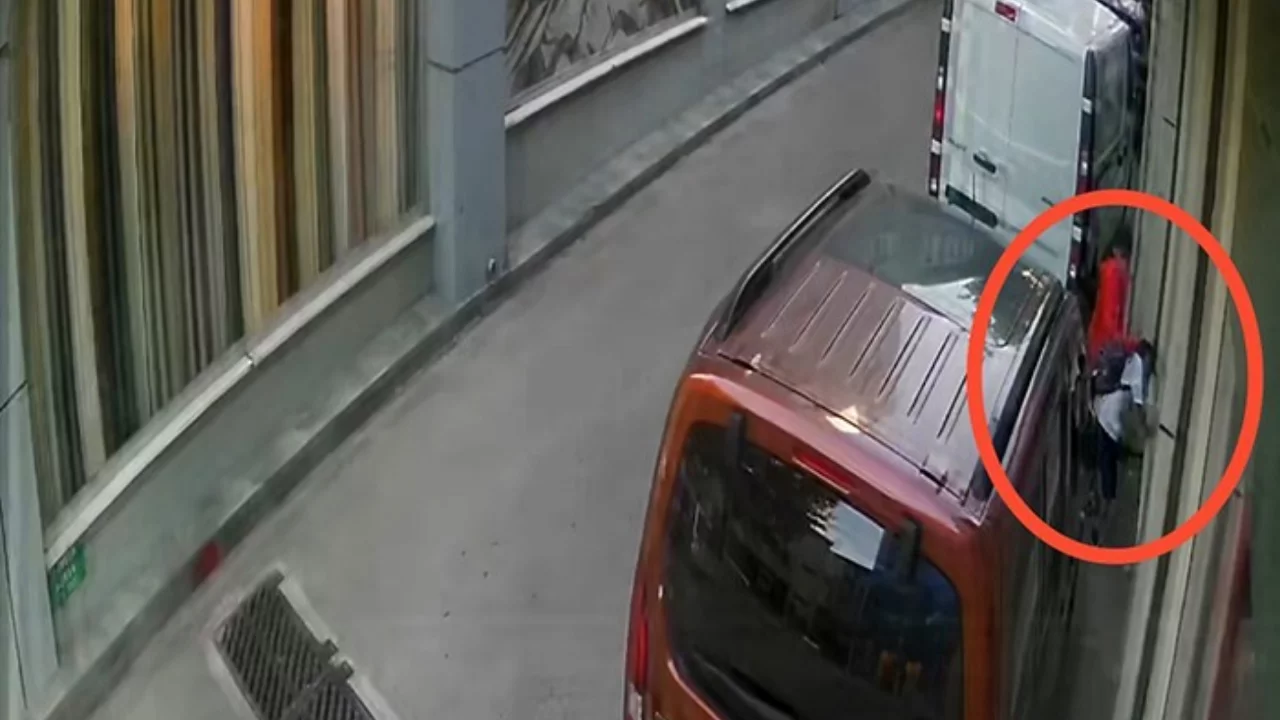 Bursa'da 10 yaşındaki &ccedil;ocuğa saldırı: Yerdeyken tekmelendi, aile şikayet&ccedil;i...