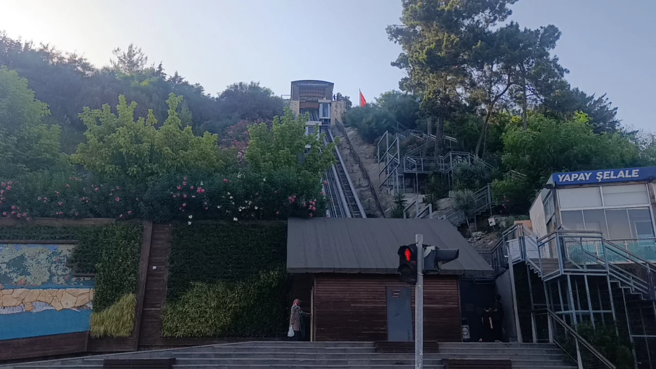 Antalya'da asans&ouml;r paniği: 5'i turist 11 kişi mahsur kaldı