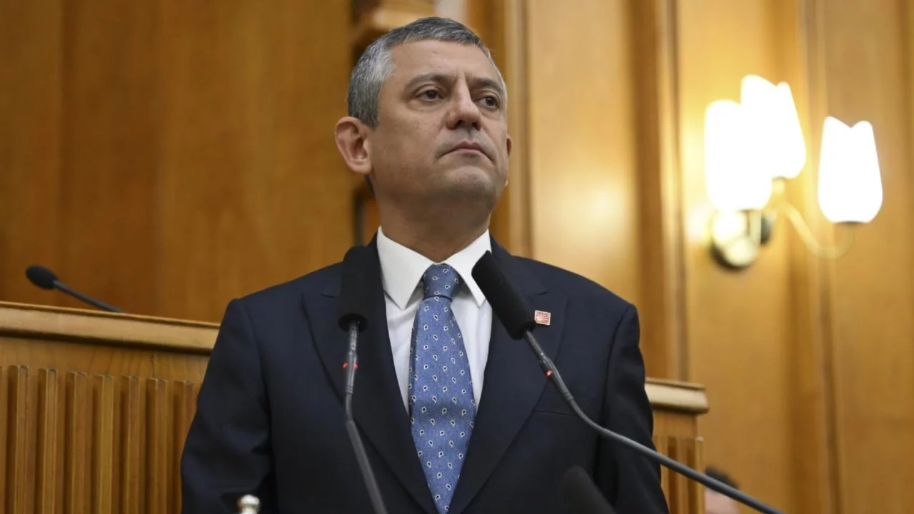 &Ouml;zg&uuml;r &Ouml;zel CHP'den istifa etti, kurduğu partinin adını duyurdu!