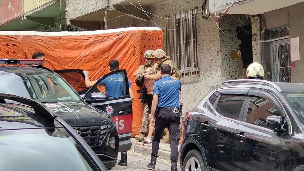 Uyuşturucu bağımlısı gen&ccedil; ailesini rehin aldı!