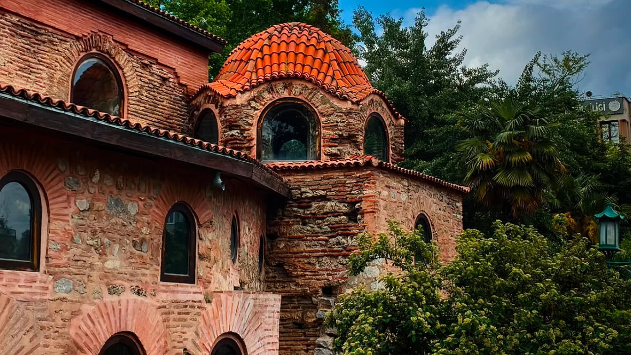 Bursa'da y&uuml;zyıllara meydan okuyan cami!