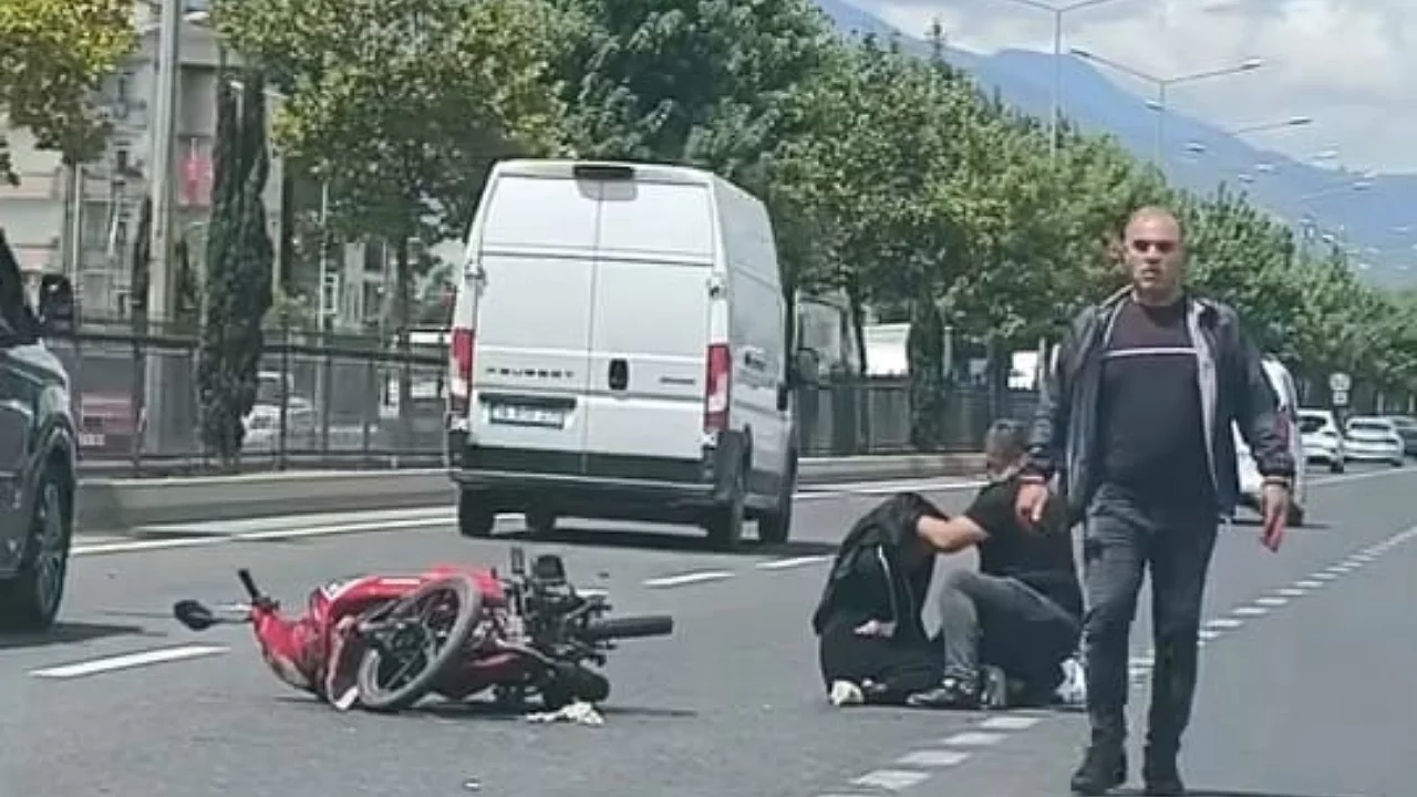 Bursa'da otomobil ile motosiklet &ccedil;arpıştı! Karı koca hastanelik oldu