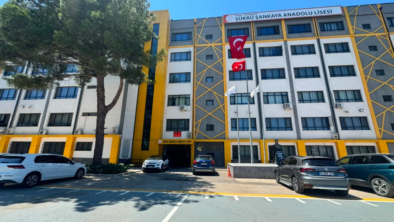 Bursa'nın başarı fabrikası! Ş&uuml;kr&uuml; Şankaya Anadolu Lisesi, &ouml;ğrencilerini bir adım &ouml;teye taşıyor...