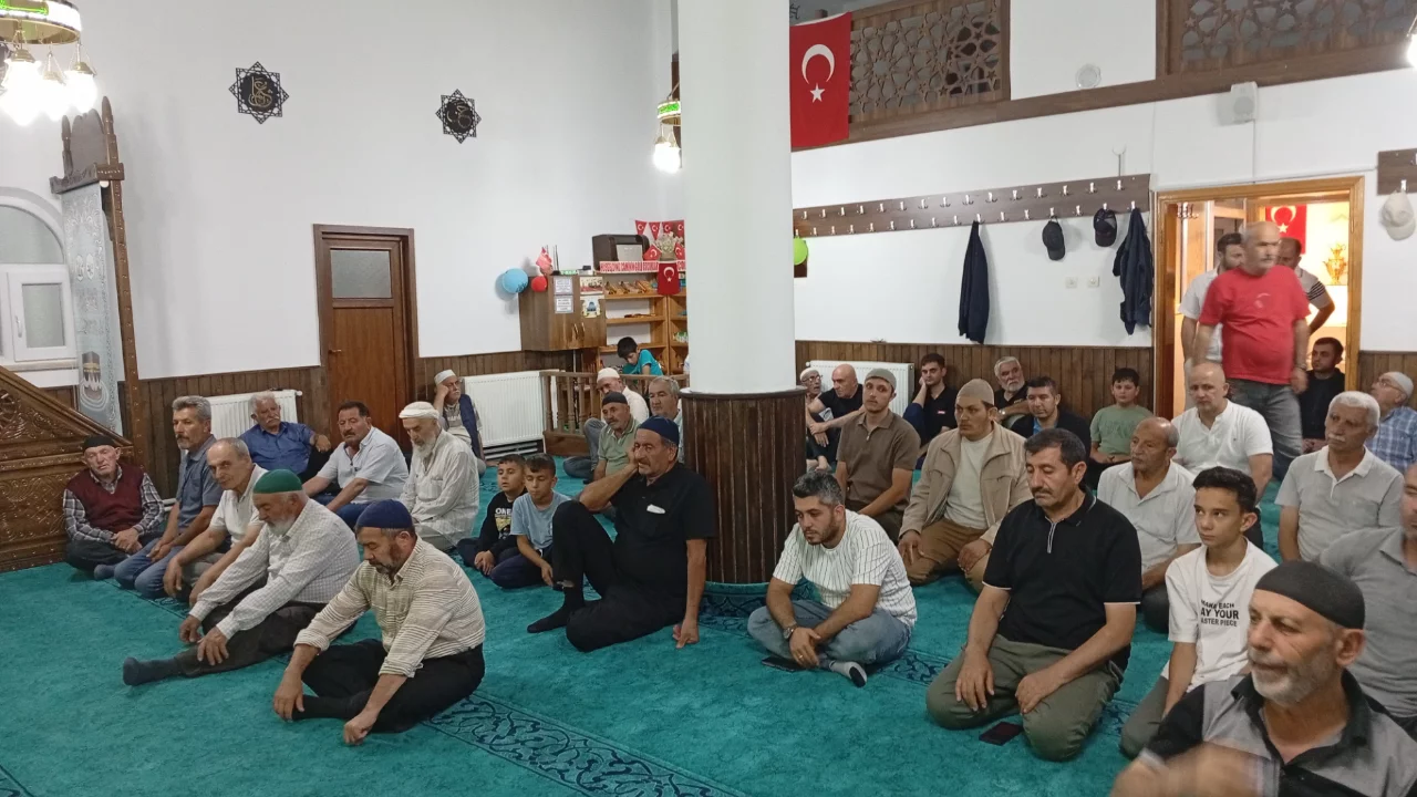 Camide başlatılan uygulama b&uuml;y&uuml;k ilgi g&ouml;rd&uuml;! 10 haftadır yatsı namazında yer kalmıyor