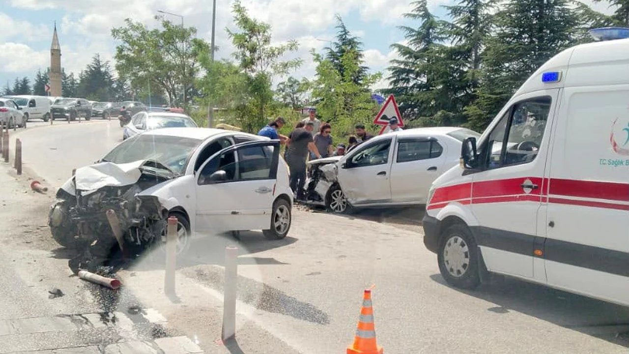 Kafa kafaya çarpışan araçlar hurdaya döndü