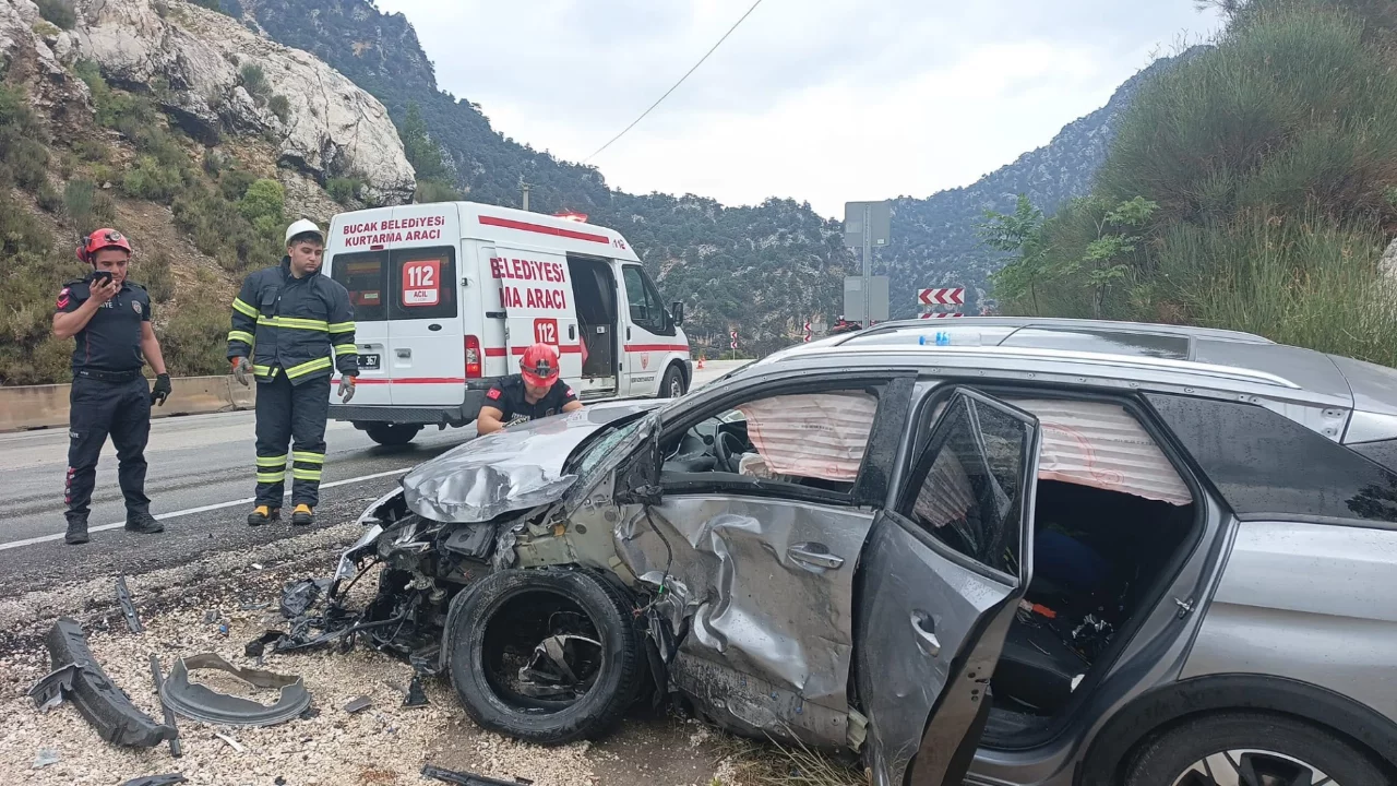 Isparta-Antalya kara yolunda iki araç çarpıştı! Çok sayıda yaralı var...