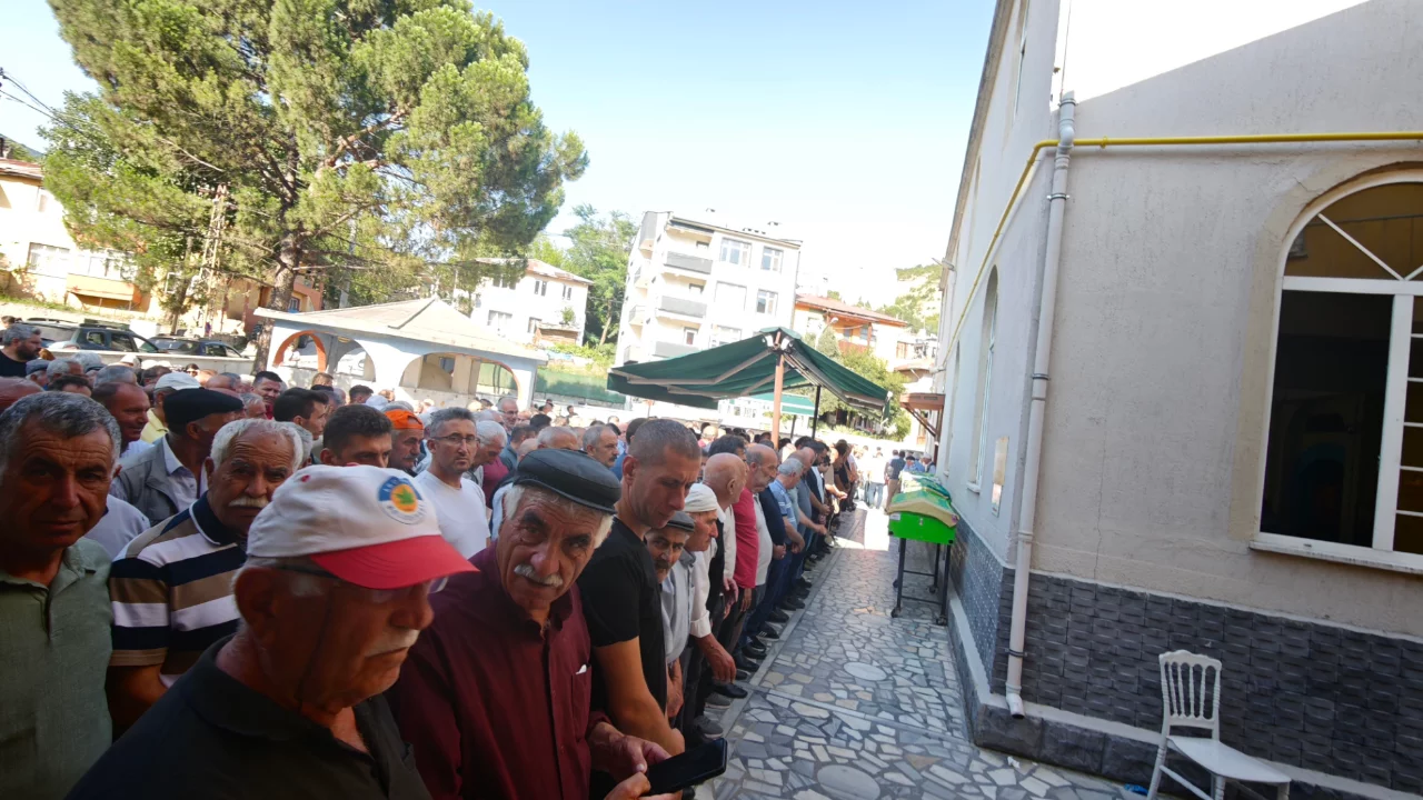 Artvin'i yasa boğan kaza: Aynı köyden 4 kişi gözyaşlarıyla uğurlandı