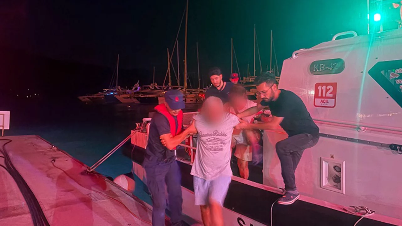 Marmaris'te denizde acil m&uuml;dahale! Rahatsızlanan vatandaş sahil g&uuml;venlik tarafından tahliye edildi