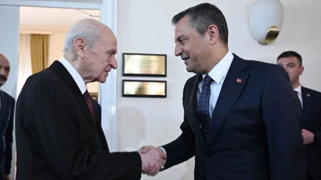 Yeni Parti Genel Başkanı &Ouml;zel'e ilk tebrik telefonu Bah&ccedil;eli'den geldi...