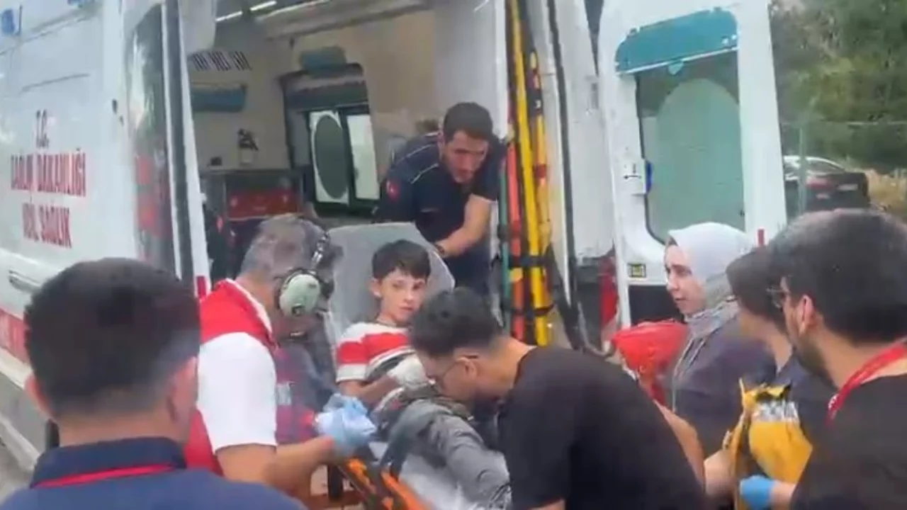 &Ccedil;orum'da 14 yaşındaki &ccedil;ocuğun parmağı kapıya sıkıştı! Ambulans helikopterle Ankara'ya sevk edildi