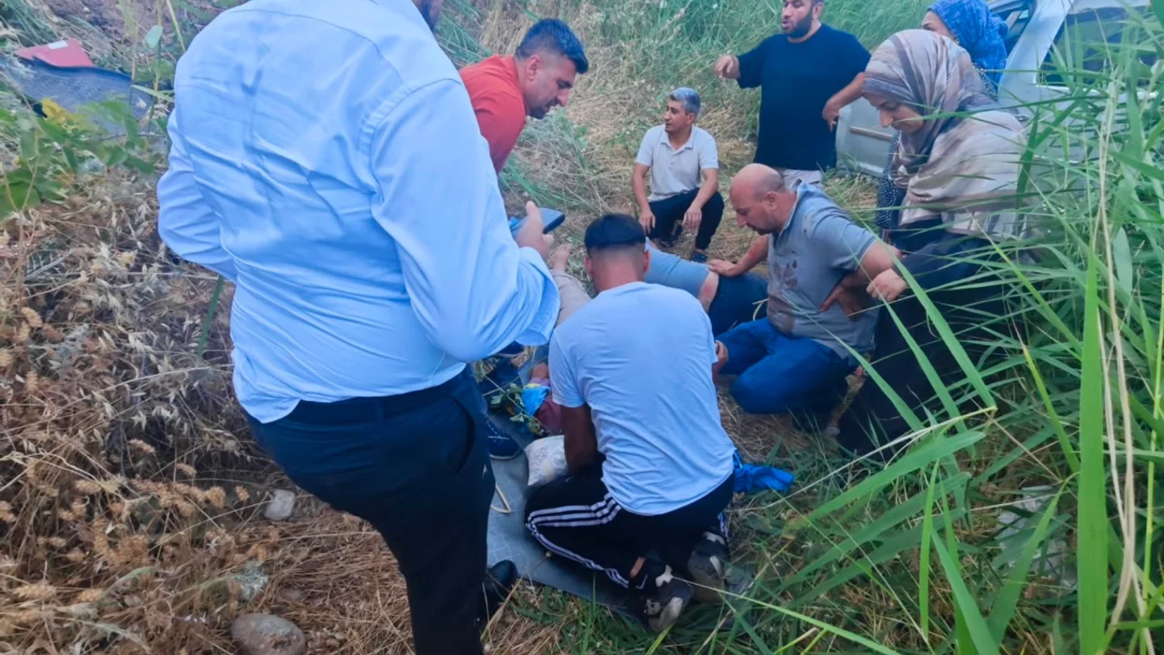 Silopi'de hafif ticari araç şarampole devrildi: 1 kişi yaşamını yitirdi, 4 yaralı