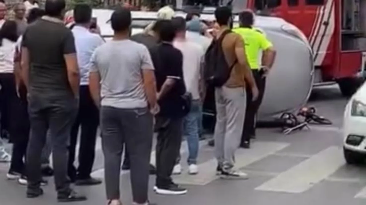 Sultangazi'de otomobil refüje çarpıp devrildi! Sürücü araçta sıkıştı