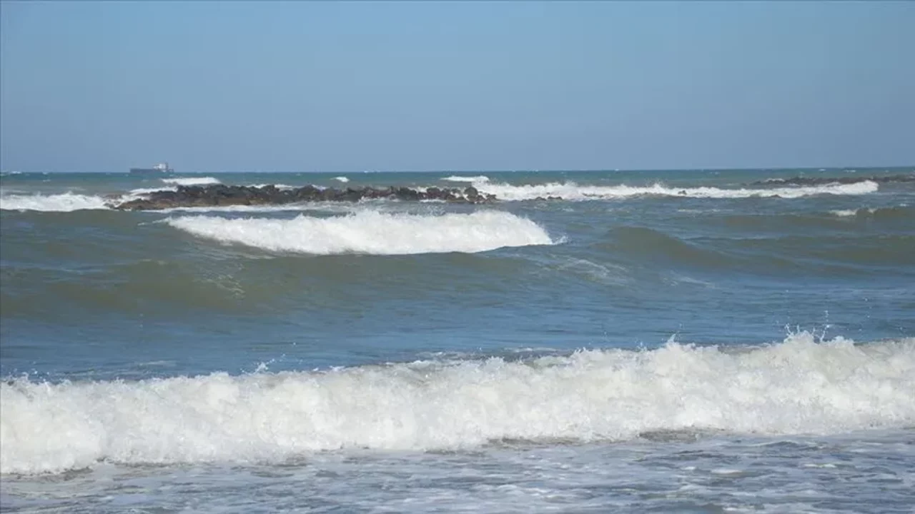 Karadeniz'de peş peşe uyarı! Giresun ve Artvin'de denize girmek yasaklandı