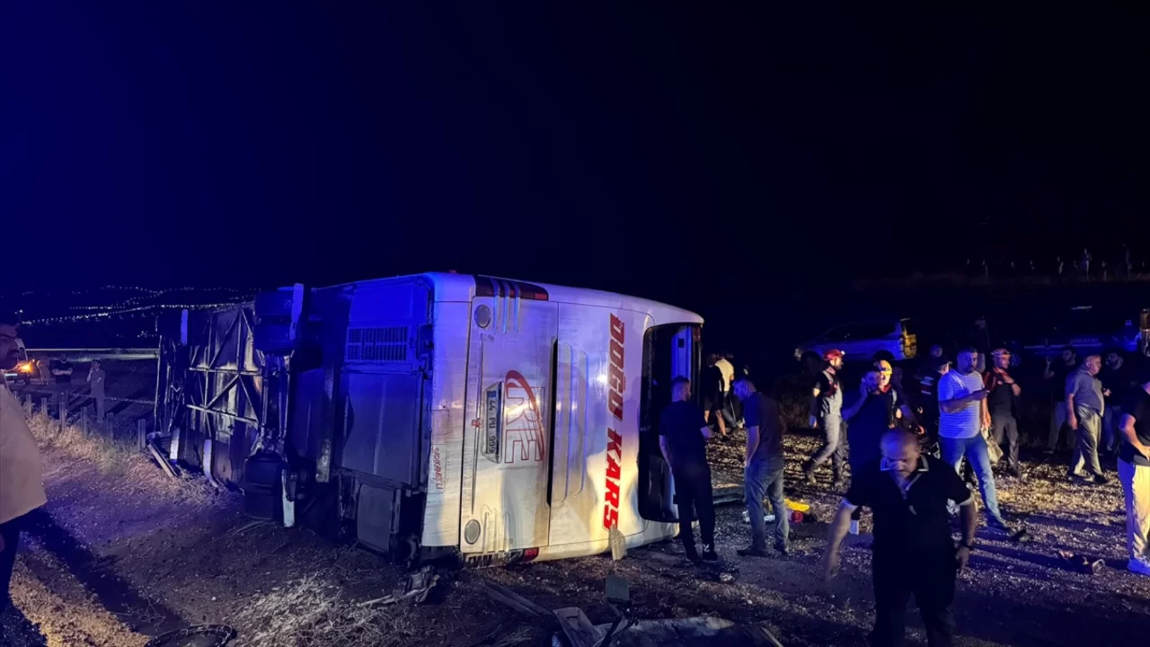 Kırıkkale'de yolu otob&uuml;s&uuml; şarampole devrildi! &Ccedil;ok sayıda yaralı var...