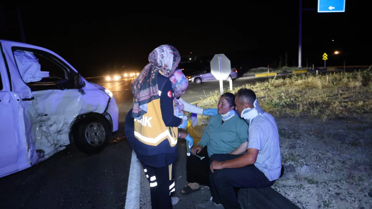 Minib&uuml;s ile hafif ticari ara&ccedil; &ccedil;arpıştı, 5 yaralı var...