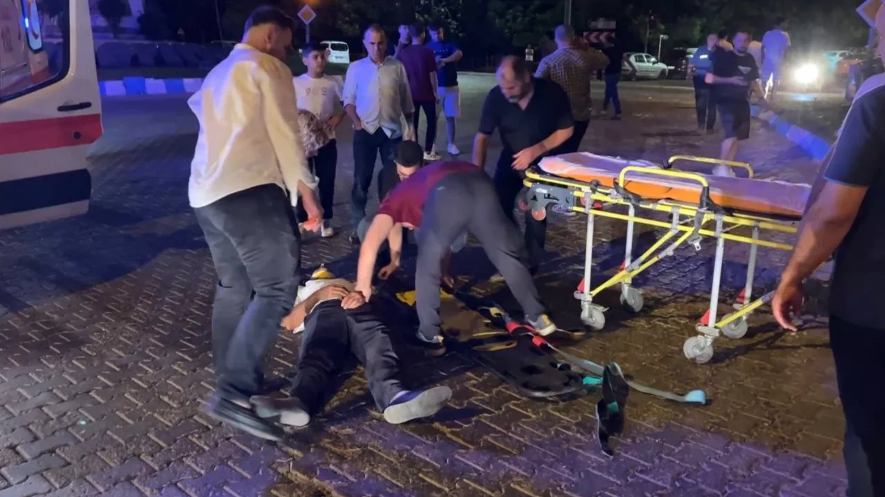 Adıyaman'da kavşakta feci &ccedil;arpışma! Besni'deki kazada 3 kişi yaralandı