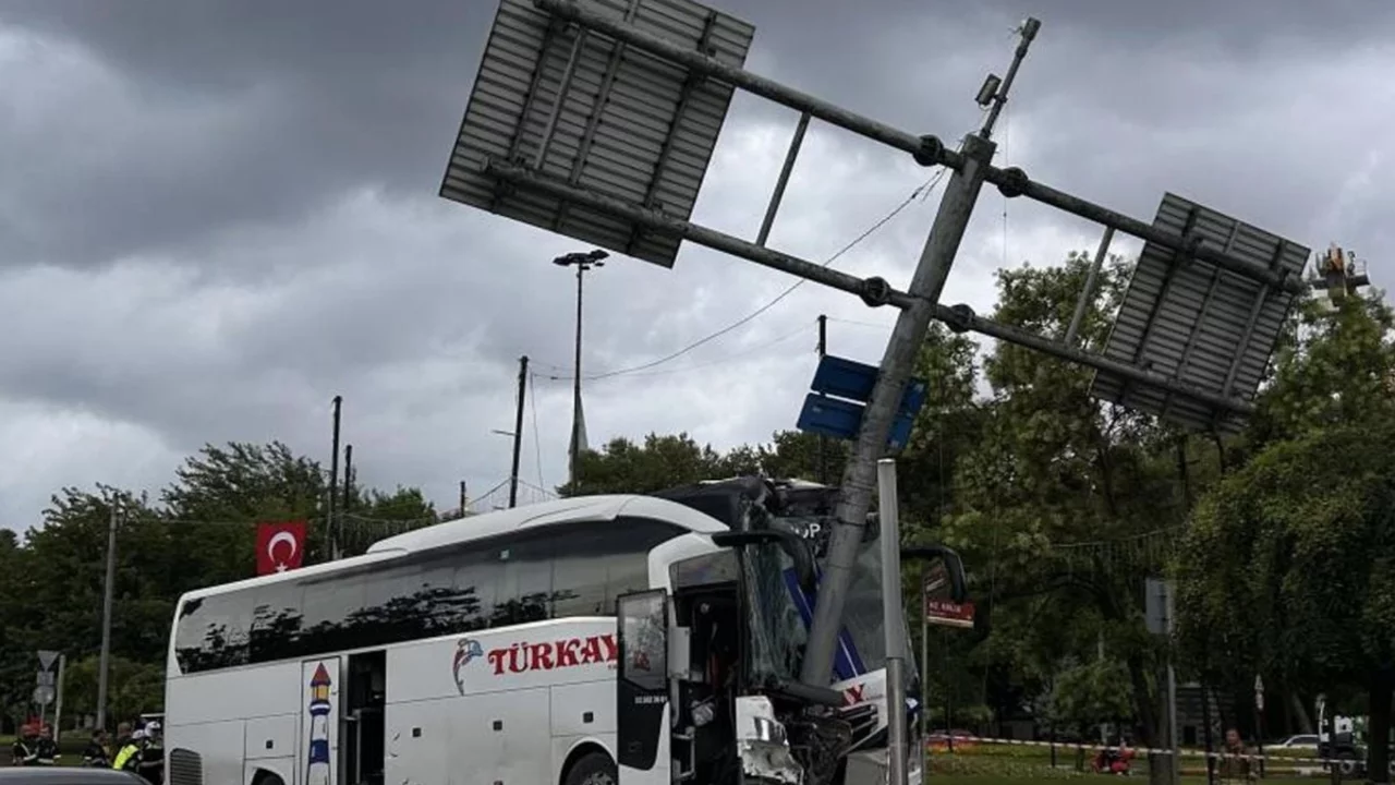 Feci kaza! Yolcu otob&uuml;s&uuml; otomobili bi&ccedil;ti: 30 yaralı...