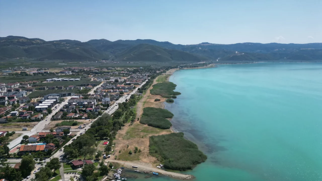 İznik G&ouml;l&uuml;'n&uuml;n rengi değişti! G&ouml;renleri hayran bırakan g&ouml;r&uuml;nt&uuml;n&uuml;n arkasında tehlike var