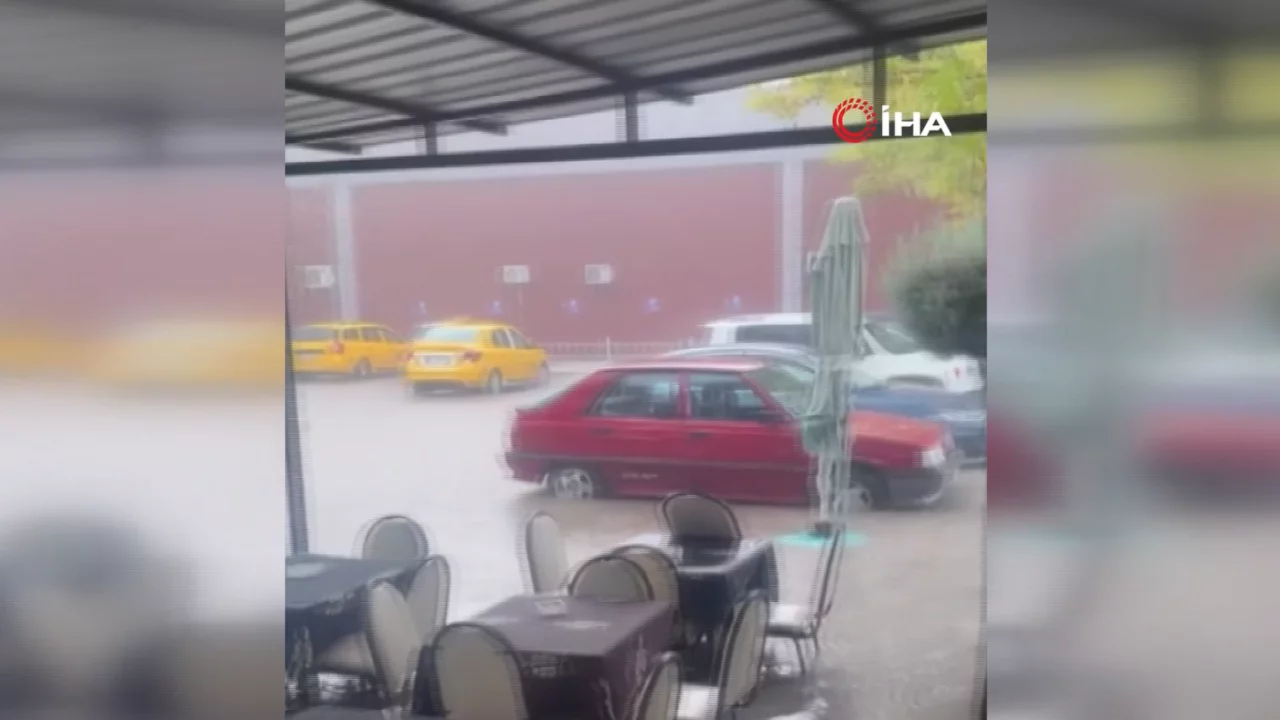 Bursa'da sağanak alarmı! Yollar sular altında kaldı, iş yerlerini su bastı