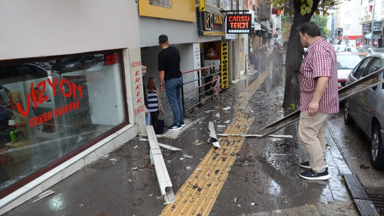 4'&uuml;nc&uuml; kattan aşağı d&uuml;şt&uuml;, şans eseri &ouml;len ya da yaralanan olmadı
