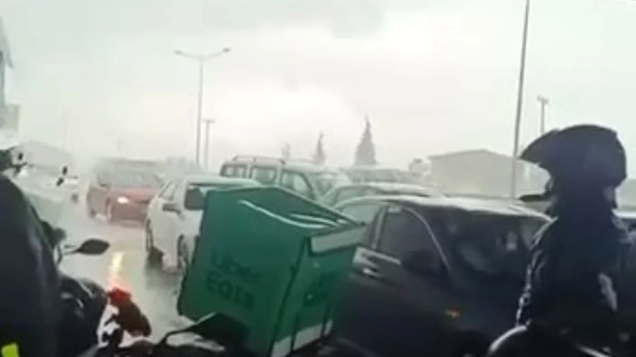 Bursa'da sağanak motokuryeleri yolda yakaladı! Siparişleri korumak i&ccedil;in k&ouml;pr&uuml; altına sığındılar