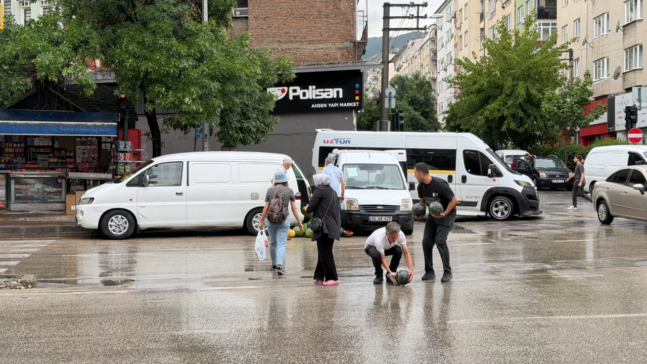 Bursa'da ilgin&ccedil; anlar! Kamyonetin kapağı a&ccedil;ıldı, karpuzlar caddeye yayıldı