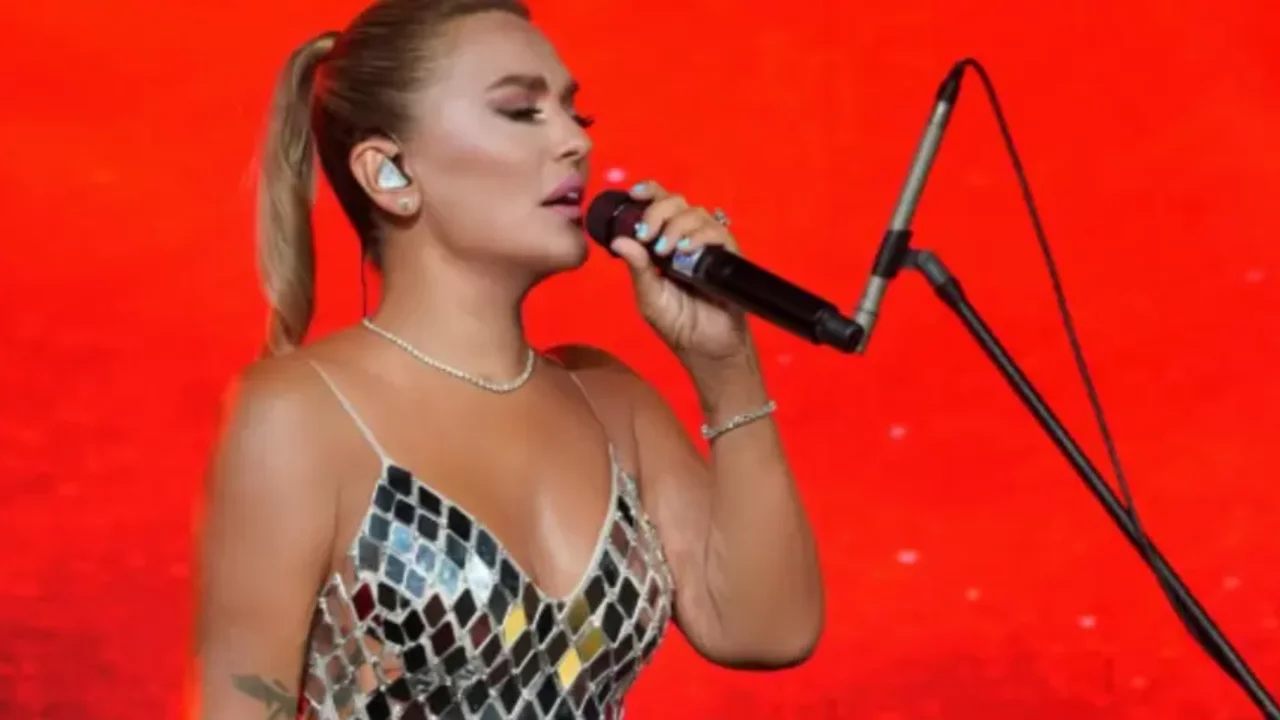 Demet Akalın'ın tatil pozları gündem oldu! Fit görünümü ve karın kasları dikkat çekti