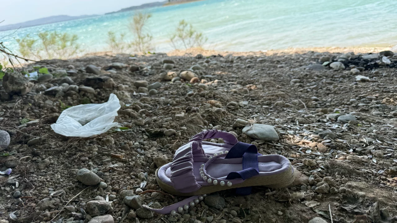 Bursa'dan gelen misafirlerini pikniğe g&ouml;t&uuml;rm&uuml;şt&uuml;! &Ccedil;ocuğunun terliği i&ccedil;in girdiği g&ouml;lde can verdi