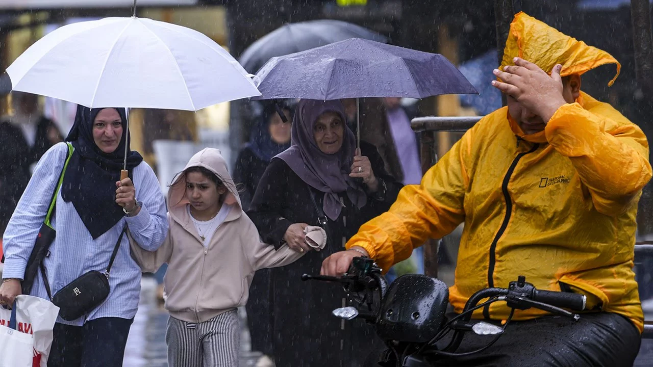 İstanbul sağanağa yakalandı! Sokakları su bastı, vatandaşlar alt geçitlere sığındı 