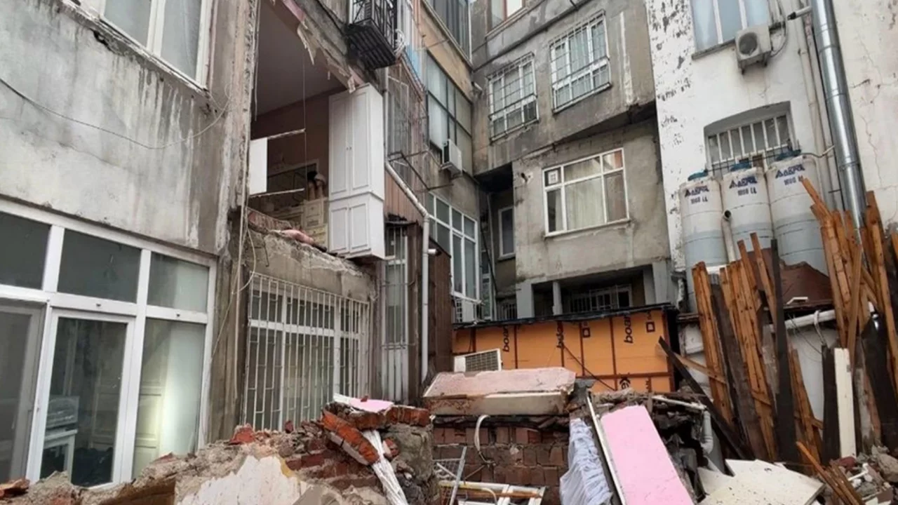 Binanın duvarı &ccedil;&ouml;kt&uuml;! "Deprem oluyor sandık"