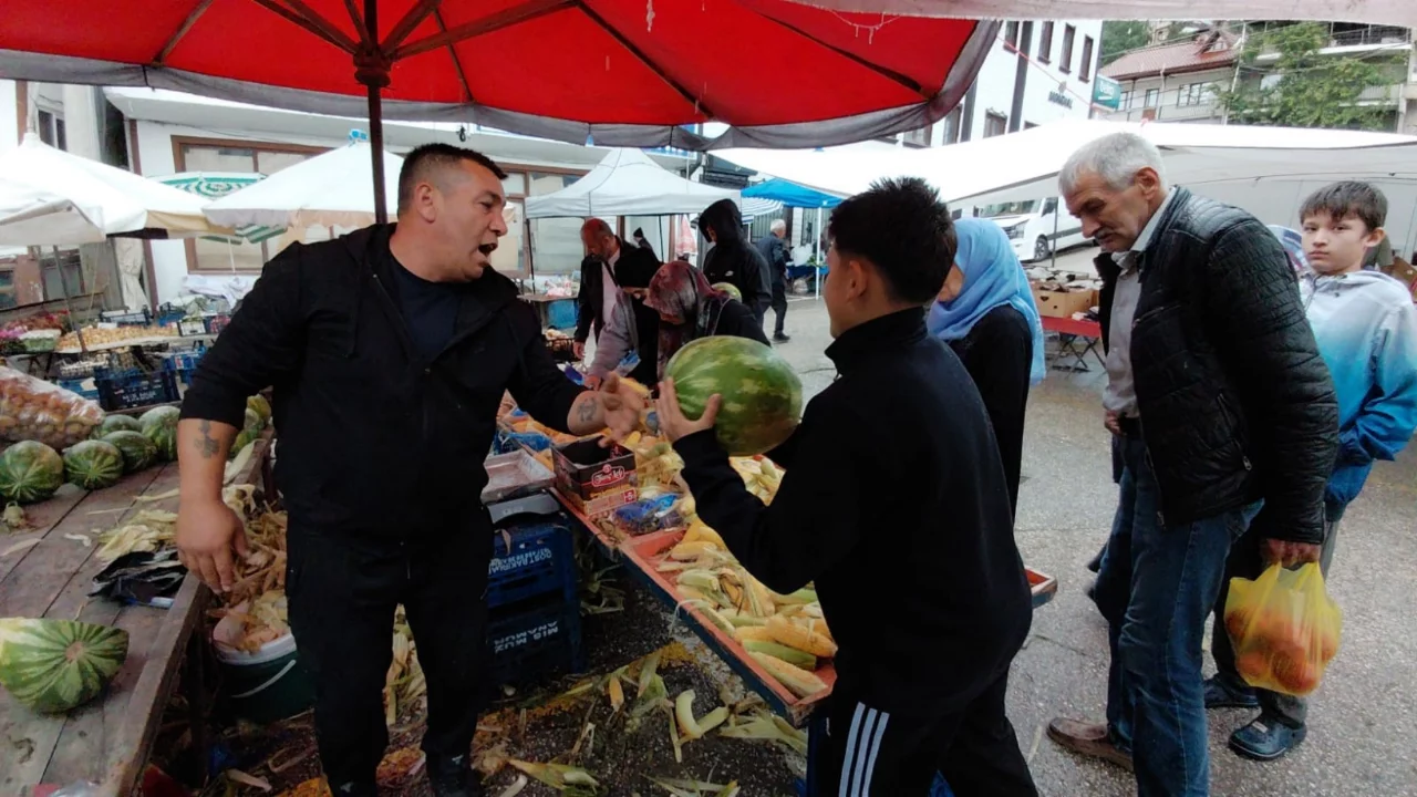 Hayırsever esnaf 1 ton karpuzu 1 saatte &uuml;cretsiz dağıttı
