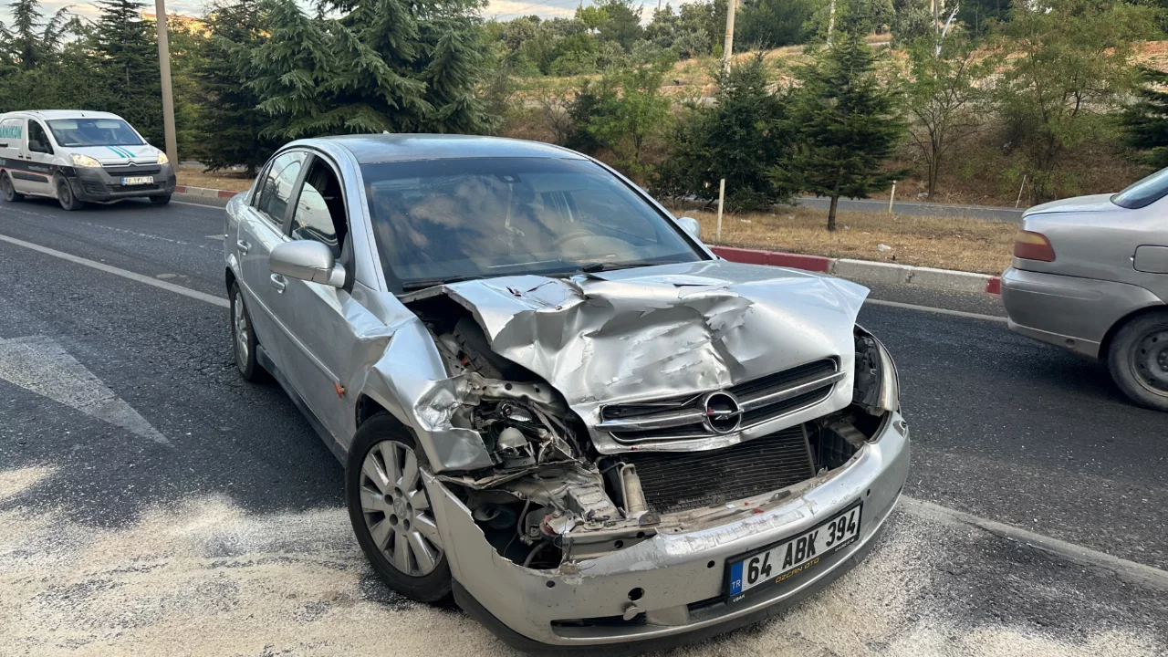 Otomobil tıra arkadan &ccedil;arptı: 4 yaralı