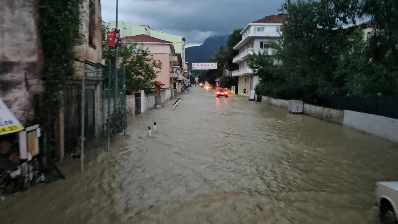 Kenti sel vurdu: İş yerleri, evler ve ara&ccedil;lar su altında kaldı
