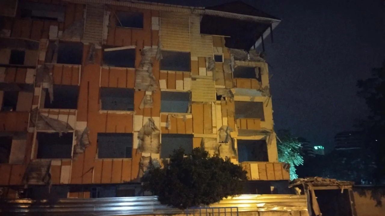 Kentsel d&ouml;n&uuml;ş&uuml;m alanında panik! Balkonlar ve duvar &ccedil;&ouml;kt&uuml;