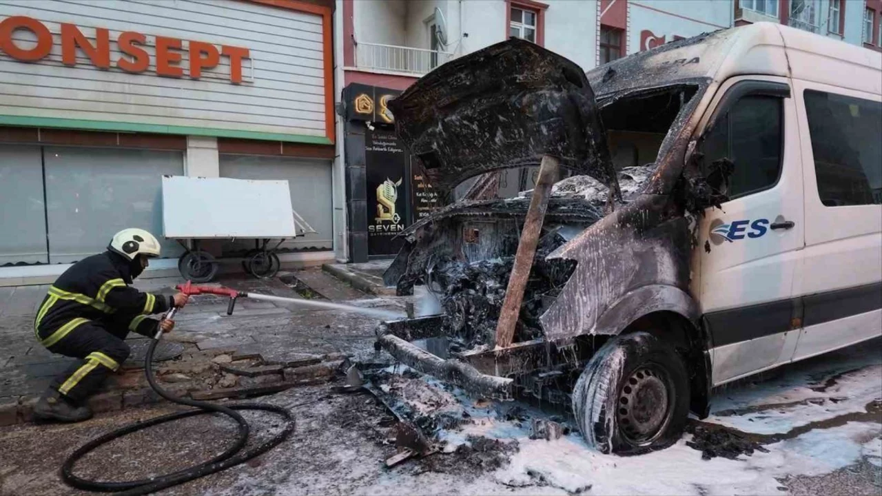 Park halindeki minib&uuml;s alev alev yandı!