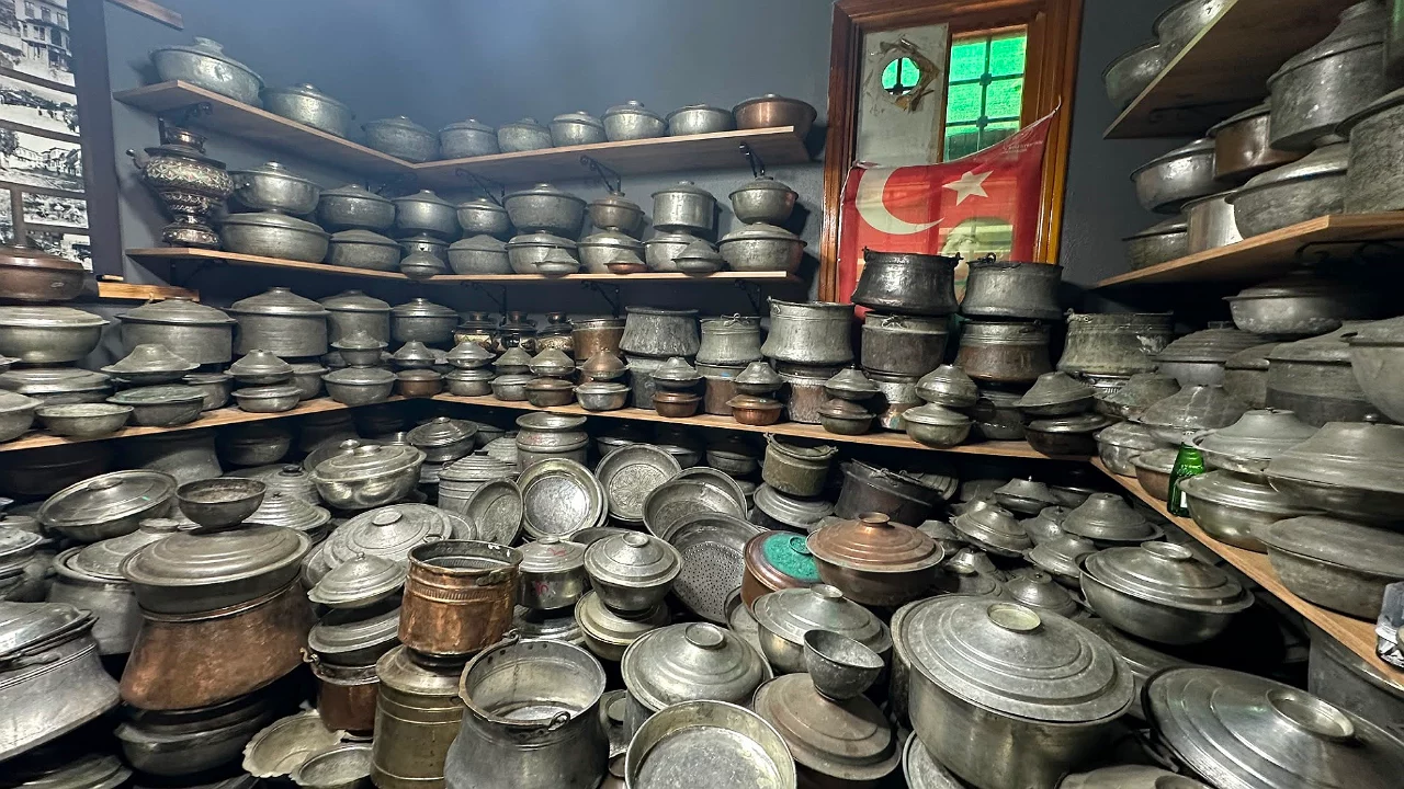Bursa'daki bu d&uuml;kkan ge&ccedil;mişe a&ccedil;ılan kapı gibi!