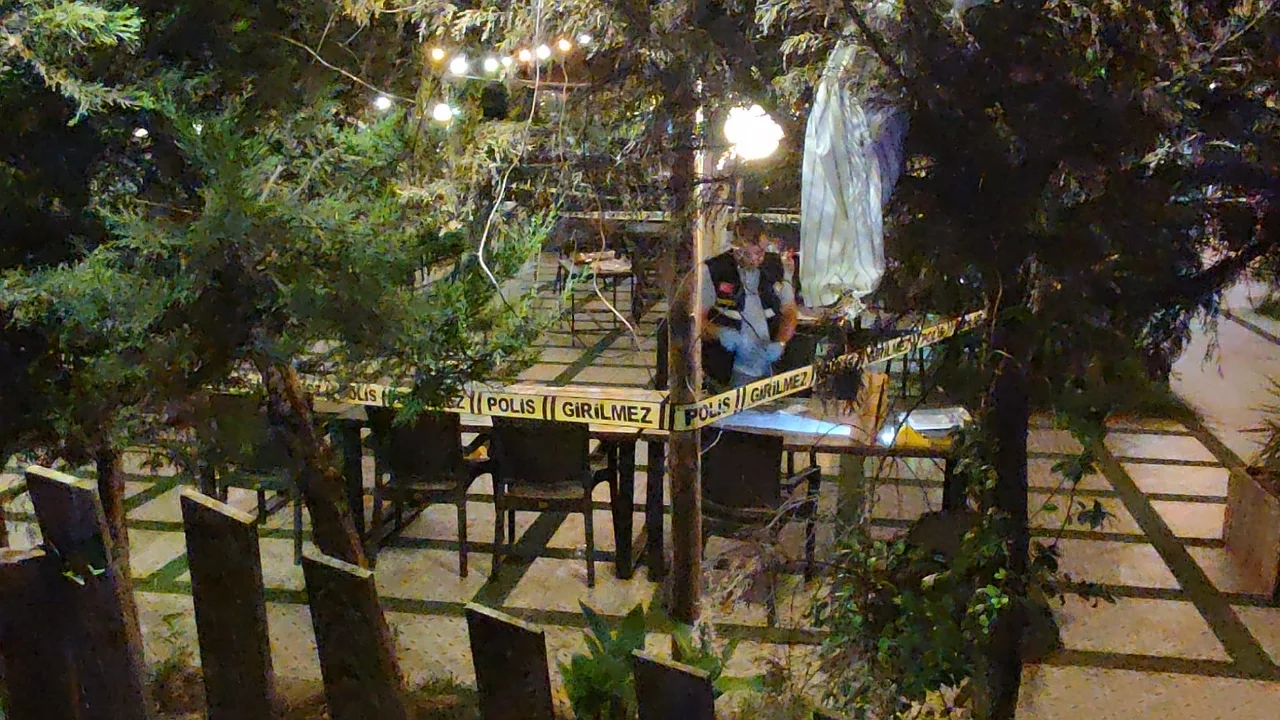 Restoran &ouml;n&uuml;nde silahlı saldırı! Gece yarısı dehşetinde 3 kişi yaralandı