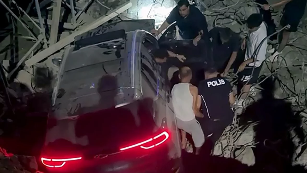 Ara&ccedil;, yapımı s&uuml;ren k&ouml;pr&uuml;den d&uuml;şt&uuml;: 2 yaralı...