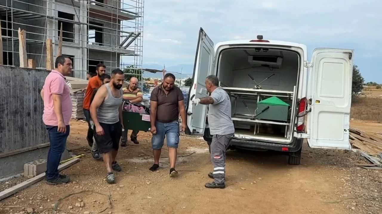 İnşaatta acı &ouml;l&uuml;m! Başına beton blok d&uuml;şen iş&ccedil;i hayatını kaybetti