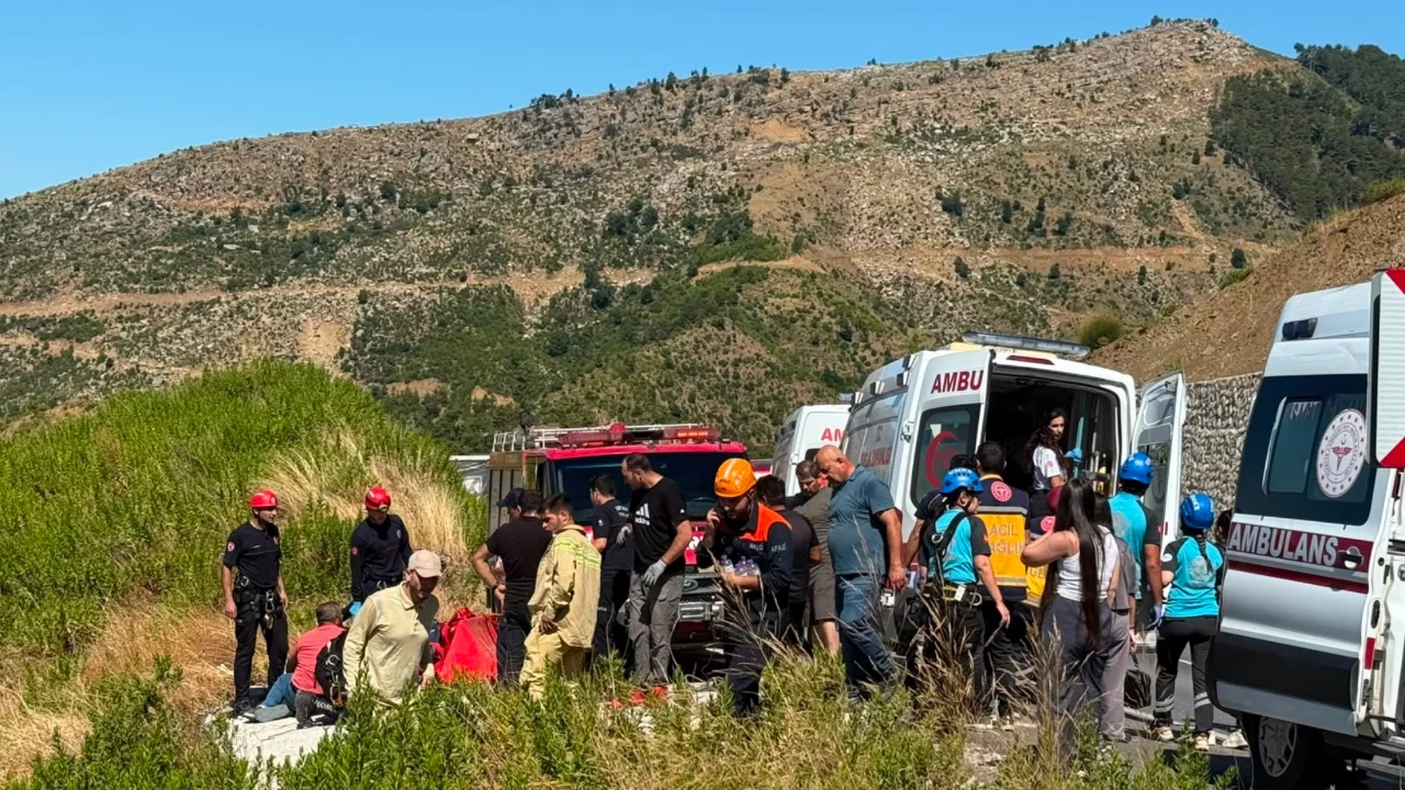 Antalya'da y&uuml;rekleri yakan kaza! 7 kişi u&ccedil;uruma yuvarlandı: 5 &ouml;l&uuml;...