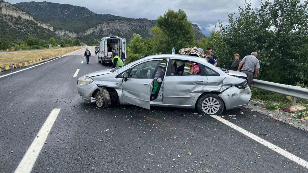 Kontrolden çıkan otomobil demir bariyerlere çarptı: 5 yaralı