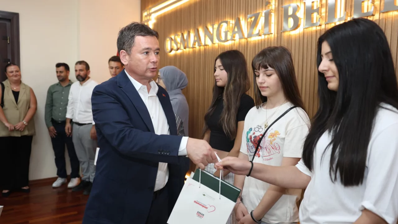 Başkan Erkan Aydın başarılı &ouml;ğrencileri tebrik etti