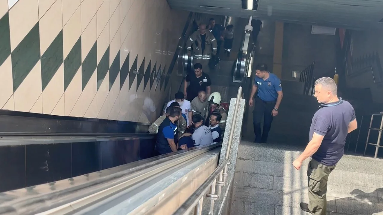 Metro istasyonunda korku dolu anlar! Görme engelli genç raylara düştü