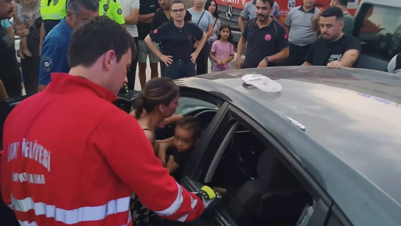 Otomobilde kilitli kalan çocuk cam kırılarak kurtarıldı