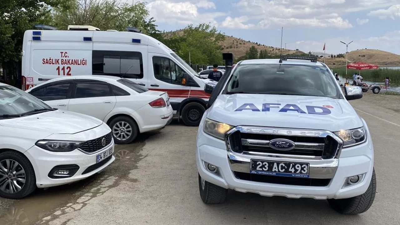 Gölde gezi teknesi battı