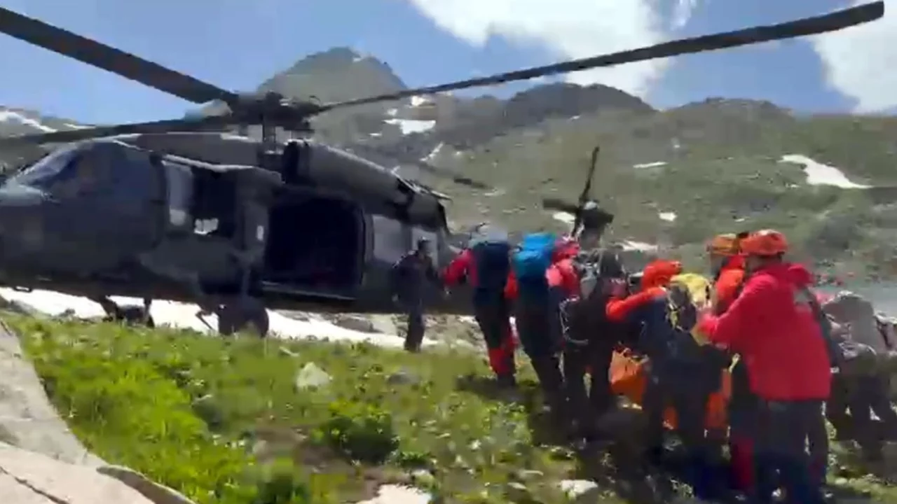 Ver&ccedil;enik Dağı'nda d&uuml;şen dağcı helikopterle kurtarıldı