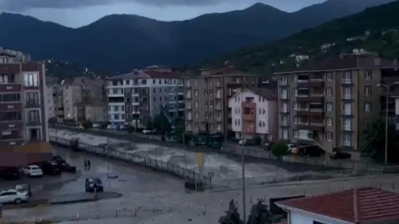 Sel, bir kenti işte b&ouml;yle vurdu!